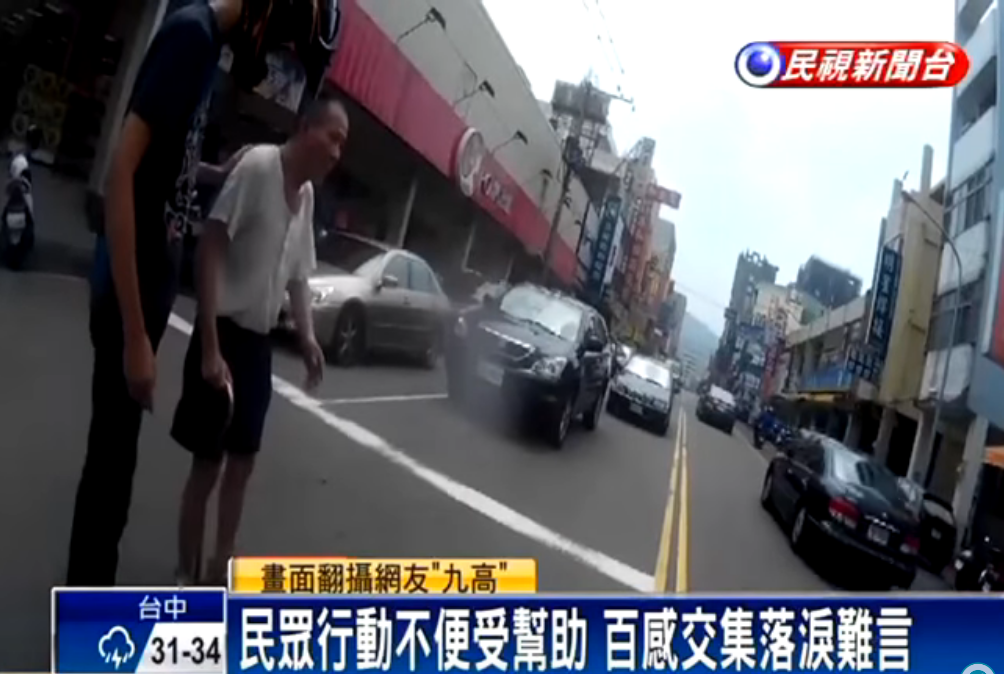 阿伯行動不便卡路中間！  熱心騎士「下車跪下揹著過馬路」他百感交集落淚說不出話