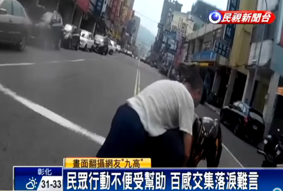 阿伯行動不便卡路中間！  熱心騎士「下車跪下揹著過馬路」他百感交集落淚說不出話