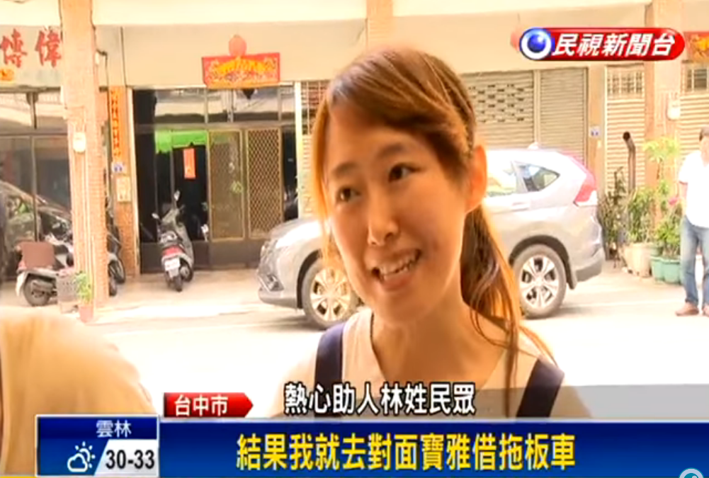 阿伯行動不便卡路中間！  熱心騎士「下車跪下揹著過馬路」他百感交集落淚說不出話