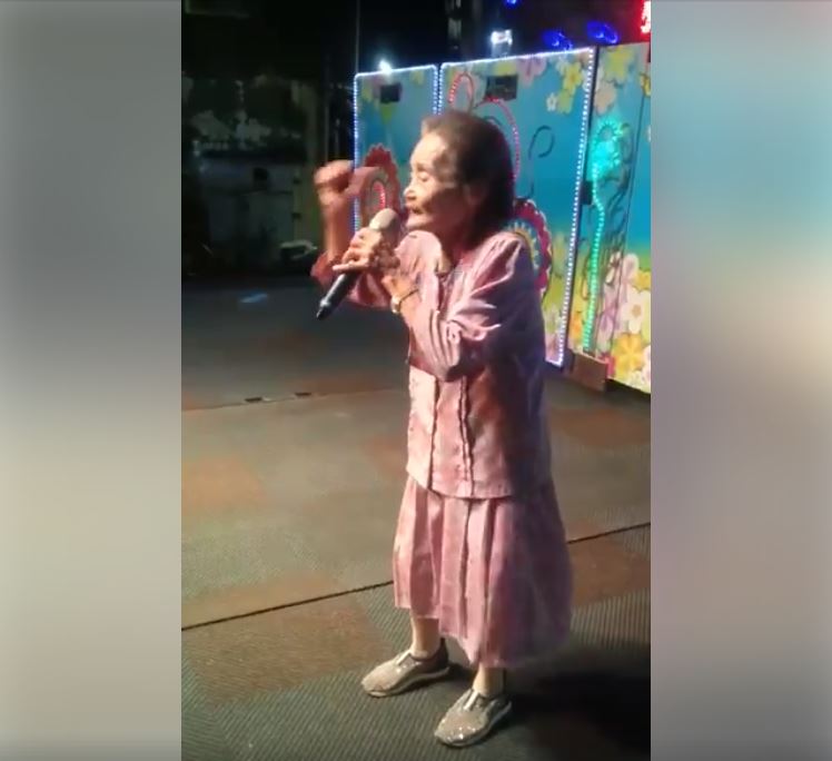 「99歲高齡阿嬤」一身粉紅在眾人面前大秀歌喉　「人老心不老」活力演出被狂讚：阿嬤好棒！