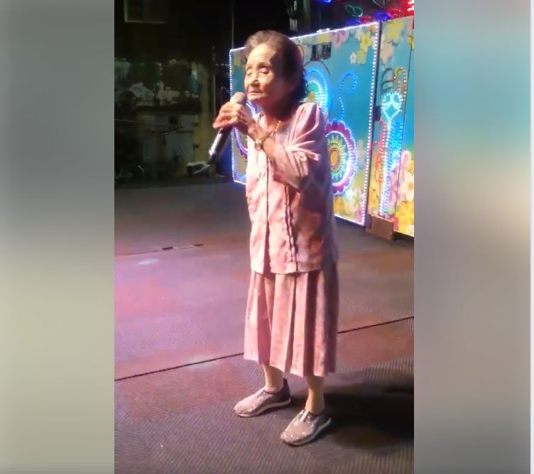 「99歲高齡阿嬤」一身粉紅在眾人面前大秀歌喉　「人老心不老」活力演出被狂讚：阿嬤好棒！