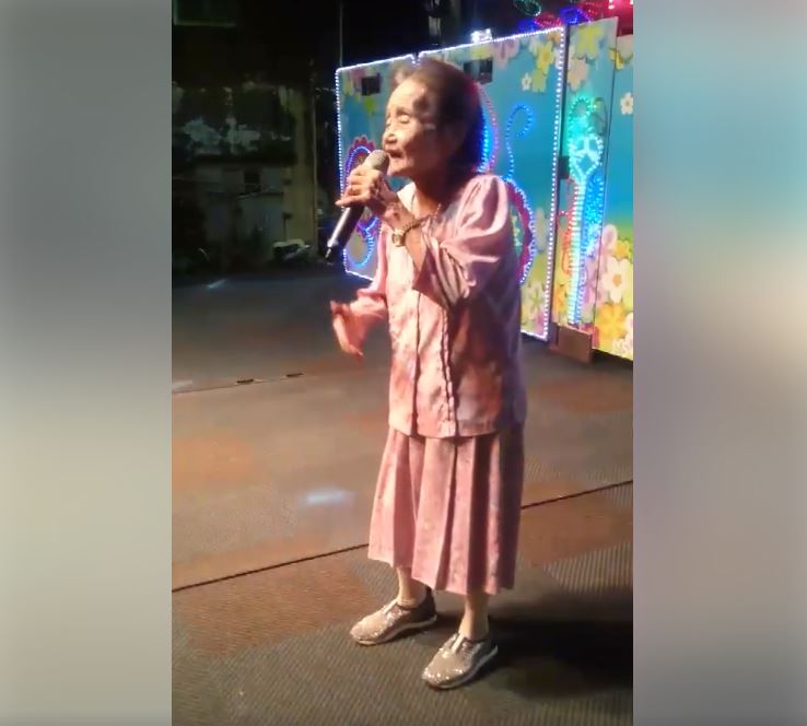 「99歲高齡阿嬤」一身粉紅在眾人面前大秀歌喉　「人老心不老」活力演出被狂讚：阿嬤好棒！