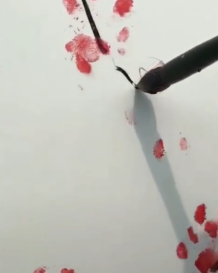 他突發奇想「用貓掌作畫」旁人都很疑惑！蓋滿肉球最後「櫻花盛放圖」驚豔所有人