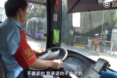 暖哭眾人！小女孩「上錯公車司機暖心安慰」  守候一周她送上餅乾甜笑：你是我自己交的第一個朋友