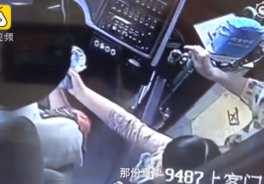 暖哭眾人！小女孩「上錯公車司機暖心安慰」  守候一周她送上餅乾甜笑：你是我自己交的第一個朋友