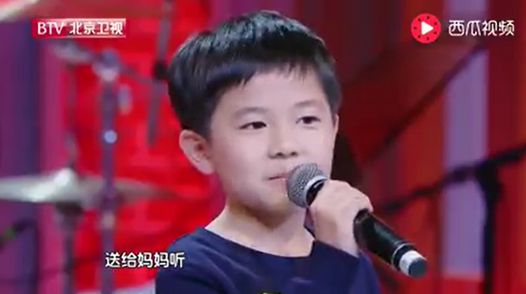 數到5媽媽就出現！8歲男孩畫出心中母親　媽媽驚喜「化身畫中模樣」：這是爸爸送的禮物