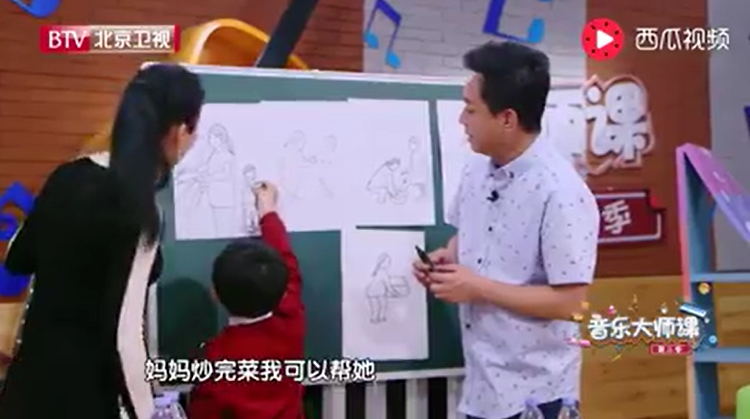 數到5媽媽就出現！8歲男孩畫出心中母親　媽媽驚喜「化身畫中模樣」：這是爸爸送的禮物