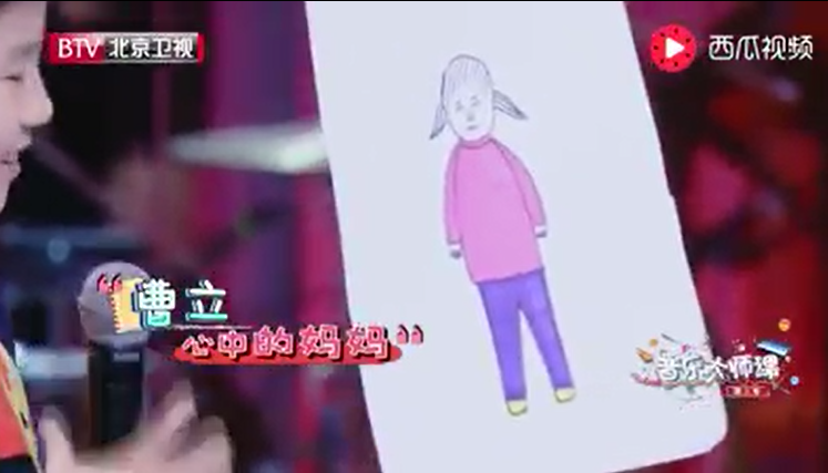數到5媽媽就出現！8歲男孩畫出心中母親　媽媽驚喜「化身畫中模樣」：這是爸爸送的禮物