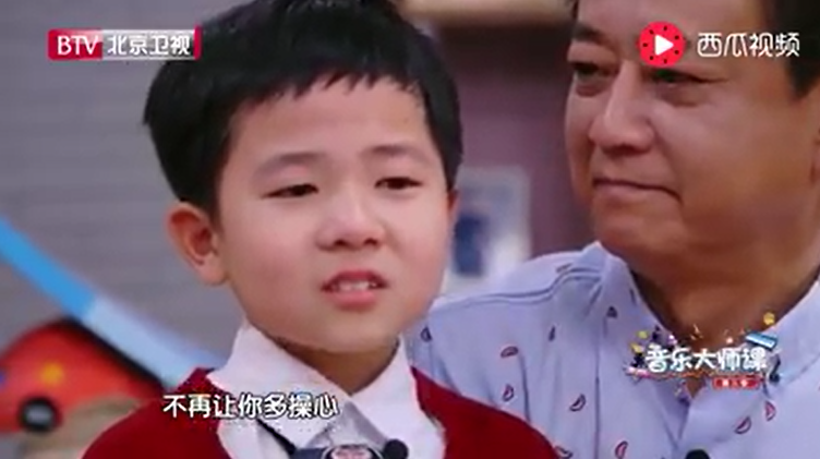 數到5媽媽就出現！8歲男孩畫出心中母親　媽媽驚喜「化身畫中模樣」：這是爸爸送的禮物