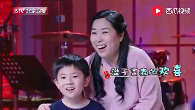 數到5媽媽就出現！8歲男孩畫出心中母親　媽媽驚喜「化身畫中模樣」：這是爸爸送的禮物