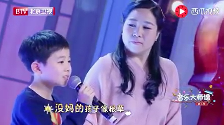 數到5媽媽就出現！8歲男孩畫出心中母親　媽媽驚喜「化身畫中模樣」：這是爸爸送的禮物