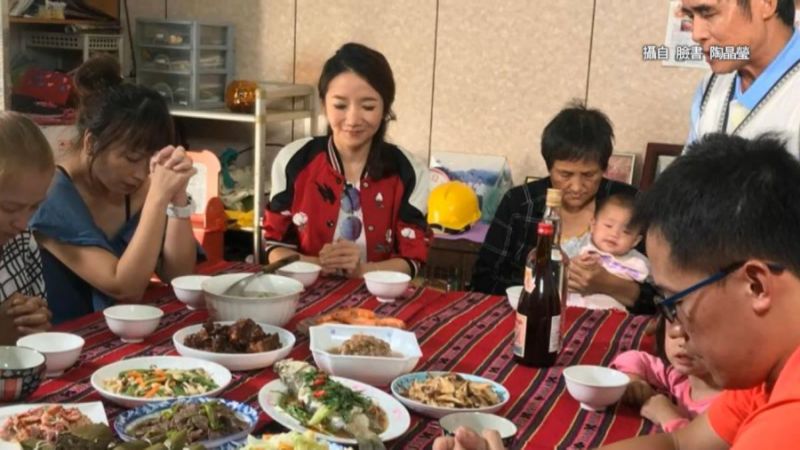 南澳村長太紅！陶晶瑩廣播也參一咖：「你可以啊～戲弄我～」　和村長搞笑「互尬原住民歌謠」全村嗨翻