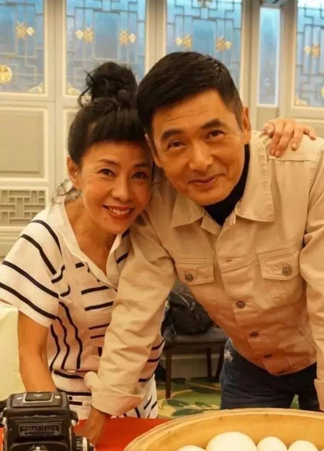 結婚32年恩愛如初！周潤發「曾對妻子說不會結婚」  如今兩人相知相惜一路走來：牽手共度平淡的餘生