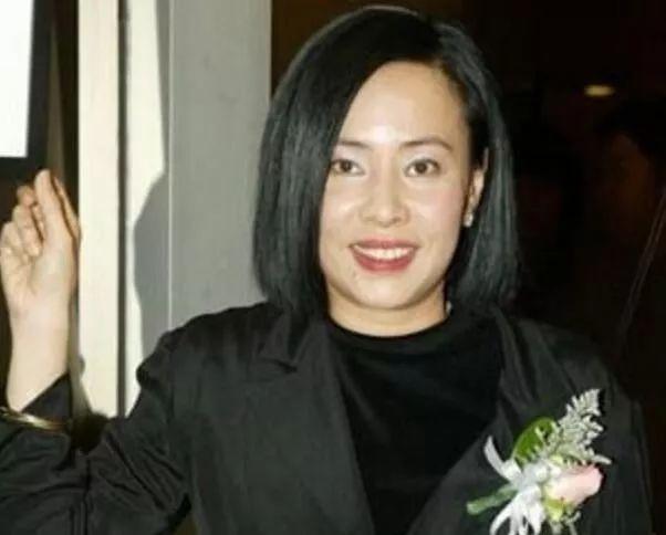 結婚32年恩愛如初！周潤發「曾對妻子說不會結婚」  如今兩人相知相惜一路走來：牽手共度平淡的餘生