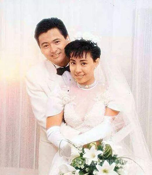 結婚32年恩愛如初！周潤發「曾對妻子說不會結婚」  如今兩人相知相惜一路走來：牽手共度平淡的餘生