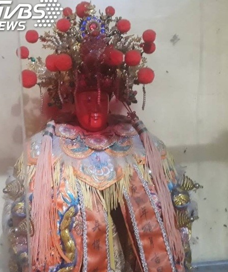 好大膽！不肖人士「摸不走神明金牌」氣到噴漆　爐主清理驚見「神蹟降臨」：對方完了