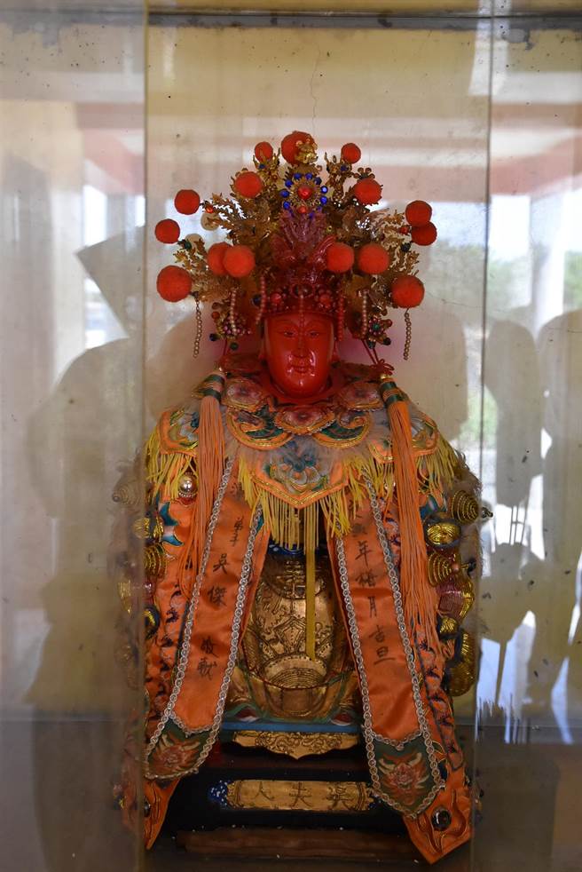 不怕天譴！小偷闖宮廟「偷不走神明金牌」氣到噴漆　爐主傻眼清理「驚見神尊異樣」：對方完了