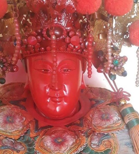 不怕天譴！小偷闖宮廟「偷不走神明金牌」氣到噴漆　爐主傻眼清理「驚見神尊異樣」：對方完了