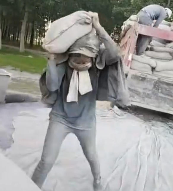 女工人「搬水泥自己來」灰頭土臉從不嫌　下班後變裝網友認不出：贏過一票女神