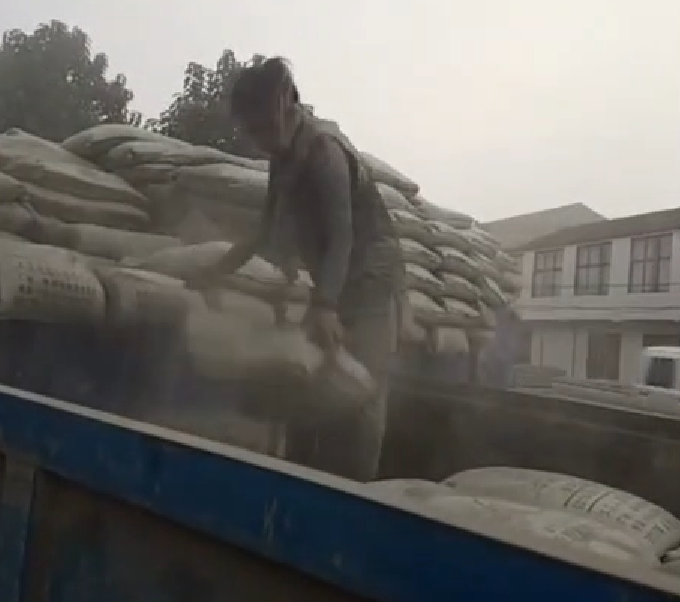 女工人「搬水泥自己來」灰頭土臉從不嫌　下班後變裝網友認不出：贏過一票女神