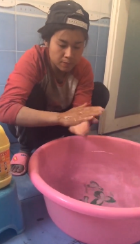 女工人「搬水泥自己來」灰頭土臉從不嫌　下班後變裝網友認不出：贏過一票女神