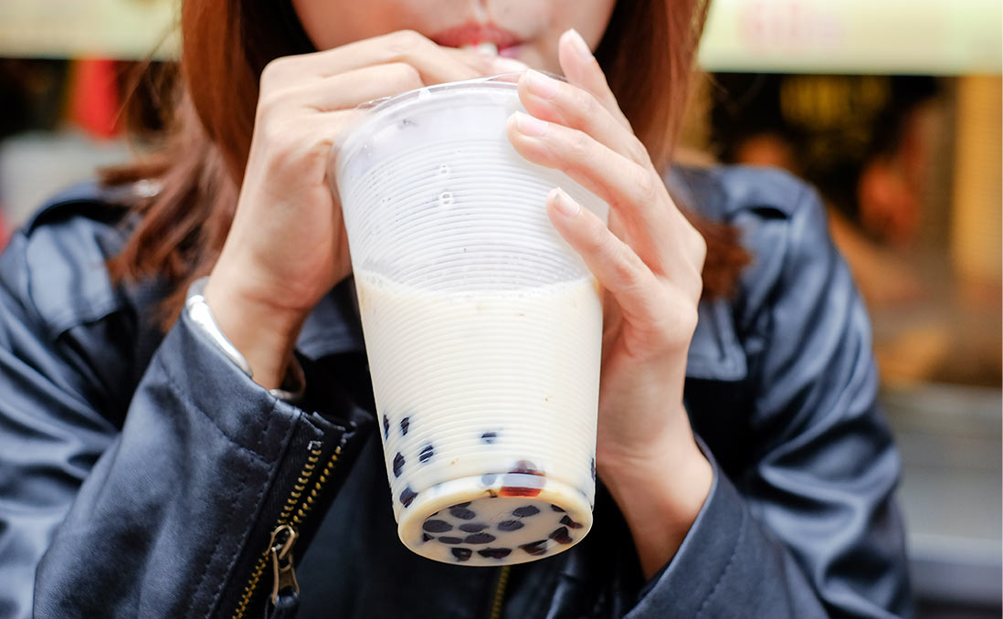 喝珍奶竟變大餅臉！30歲OL「1天1杯珍奶」咬過頭   醫生直搖頭：後果可能更嚴重