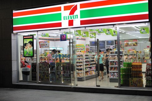 獨居爺爺帶過期帳單繳費！超商店員耐心講解「留下窩心紙條」網感動發文：辛苦了