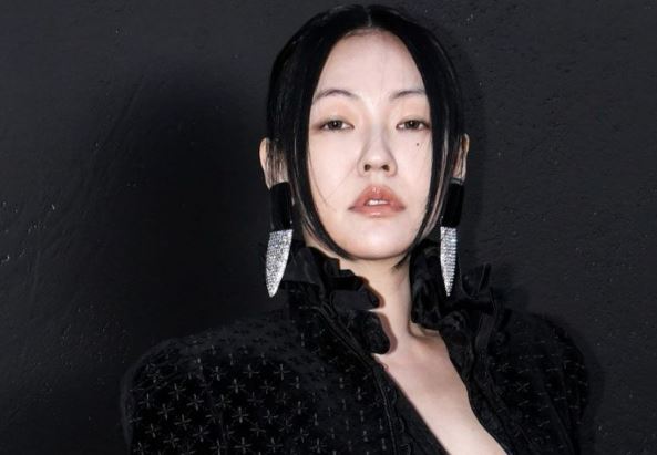 辣到征服老外！小S巴黎看秀「下半身透明薄紗」辣翻　轉身「小花花三角褲透視」外國人狂尖叫