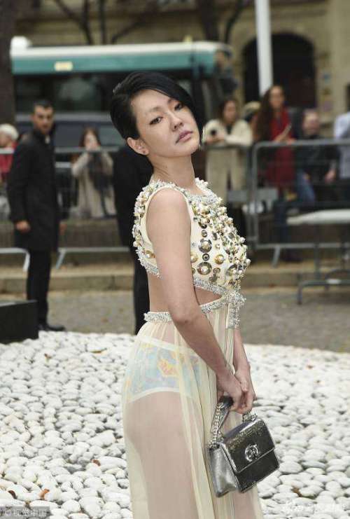 辣到征服老外！小S巴黎看秀「下半身透明薄紗」辣翻　轉身「小花花三角褲透視」外國人狂尖叫