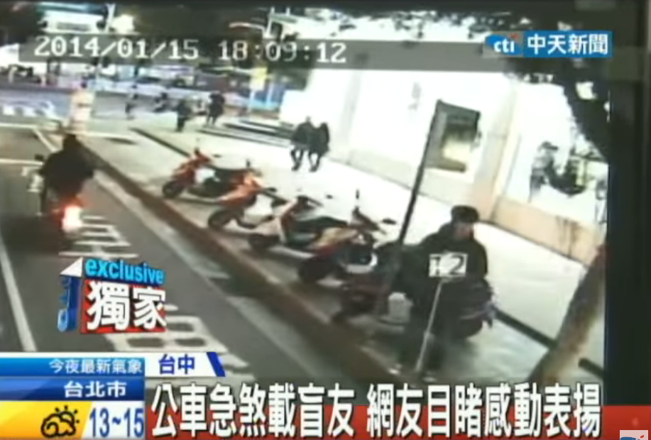 公車急煞助視障乘客！手拿車號紙牌「等待終於被看見」  網讚翻司機謙卑：大家都很熱心
