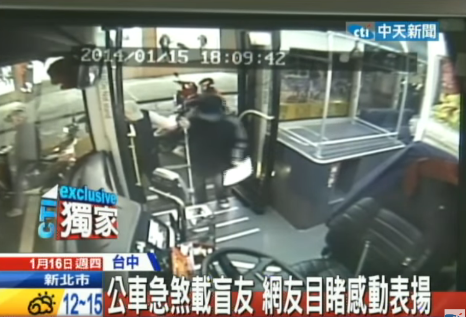 公車急煞助視障乘客！手拿車號紙牌「等待終於被看見」  網讚翻司機謙卑：大家都很熱心