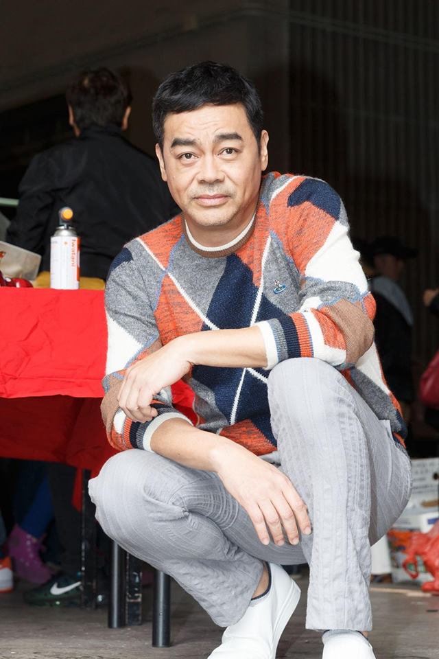 走紅10年不變！劉青雲被捕捉「親自抱80歲爸媽」陪看醫生　上車「系列暖舉」網感動：好孝順