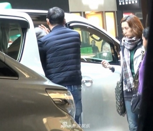 走紅10年不變！劉青雲被捕捉「親自抱80歲爸媽」陪看醫生　上車「系列暖舉」網感動：好孝順
