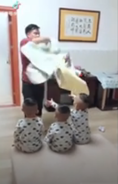 三胞胎有三倍可愛！搗蛋走路睡覺「都黏在一起」  連怕被處罰反應都神複製：有你們真好