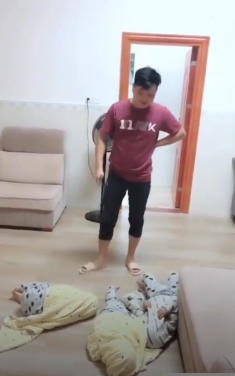 三胞胎有三倍可愛！搗蛋走路睡覺「都黏在一起」  連怕被處罰反應都神複製：有你們真好