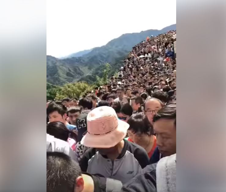 大陸11長假開跑！一段「人肉長城」在網路爆紅　「滿滿一片人頭」網驚：尿急怎麼辦？