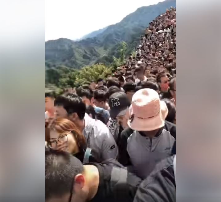 大陸11長假開跑！一段「人肉長城」在網路爆紅　「滿滿一片人頭」網驚：尿急怎麼辦？