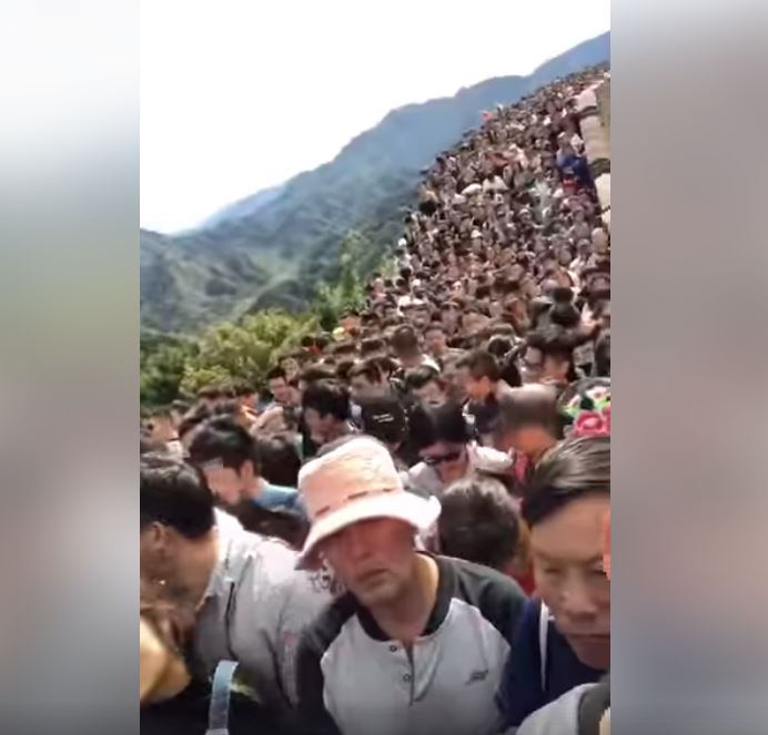 大陸11長假開跑！一段「人肉長城」在網路爆紅　「滿滿一片人頭」網驚：尿急怎麼辦？