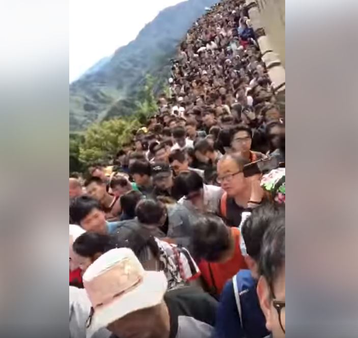 大陸11長假開跑！一段「人肉長城」在網路爆紅　「滿滿一片人頭」網驚：尿急怎麼辦？