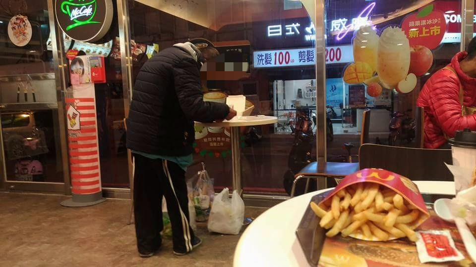 街友躲速食店吃剩菜  海軍男「託店員遞大玉米濃湯」看他喝便滿足！網動容：不覺得冷了