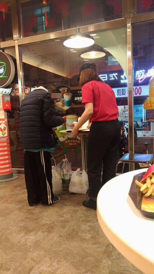 街友躲速食店吃剩菜  海軍男「託店員遞大玉米濃湯」看他喝便滿足！網動容：不覺得冷了