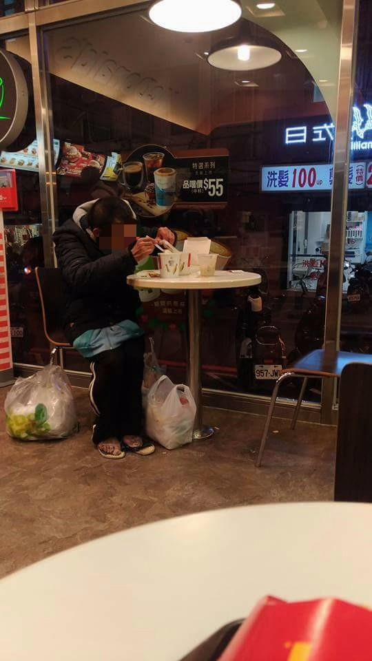 街友躲速食店吃剩菜  海軍男「託店員遞大玉米濃湯」看他喝便滿足！網動容：不覺得冷了