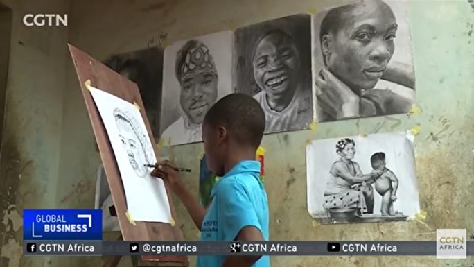 天才神童！非洲11歲小男童拿鉛筆為「法國總統畫肖像」　2小時完成「超逼真作品」驚豔全世界