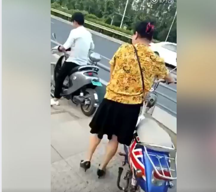 做人別太心急！「阿姨想學小夥子」牽車走地下道　結果下秒「連人帶車…」超悲劇