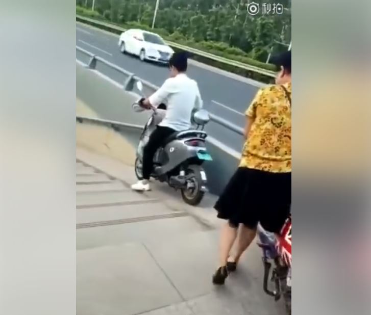 做人別太心急！「阿姨想學小夥子」牽車走地下道　結果下秒「連人帶車…」超悲劇