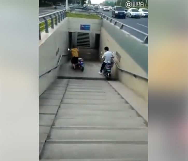 做人別太心急！「阿姨想學小夥子」牽車走地下道　結果下秒「連人帶車…」超悲劇