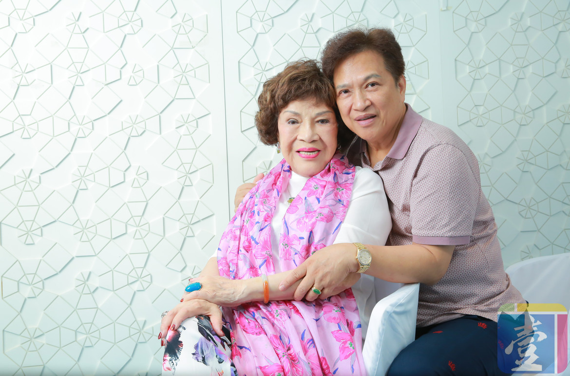 周遊為愛「披600萬婚紗」被酸像傘蜥蜴　余天揭「崩壞變臉史」：她以前真的很美