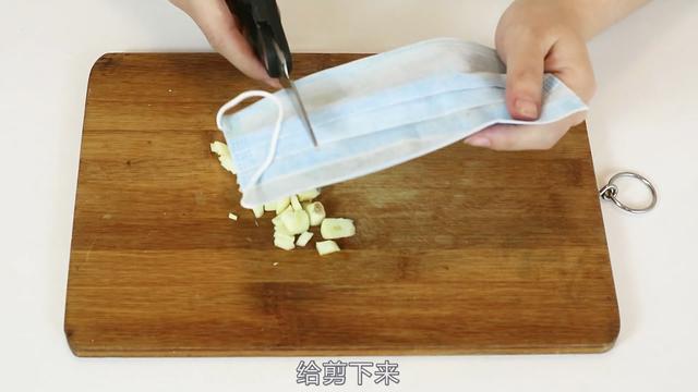 「花露水」滴一滴在「大蒜」上！原來是厲害「新用法」太實用了   現在知道還不晚