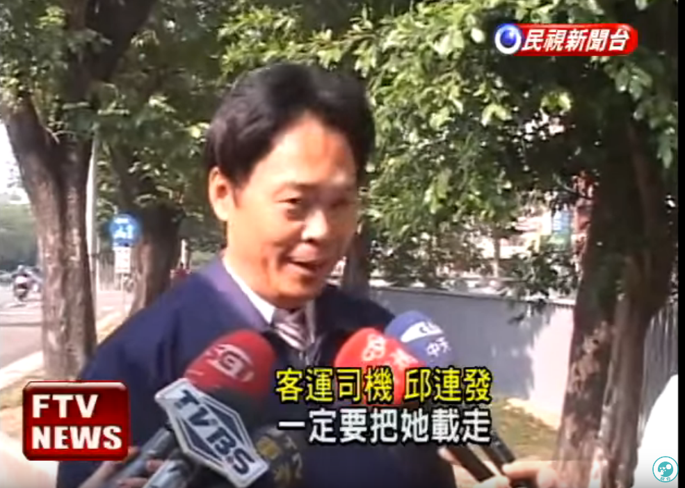 90歲阿嬤公車坐過站！司機打電話「請對向車接駁」橫越馬路幫她擋車：最有愛接力