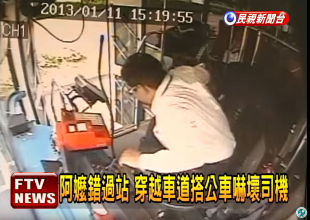 90歲阿嬤公車坐過站！司機打電話「請對向車接駁」橫越馬路幫她擋車：最有愛接力